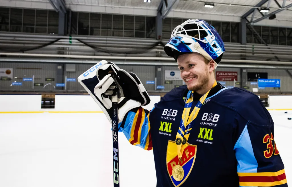 Djurgårdstalangen kliver ner i Hockeyettan