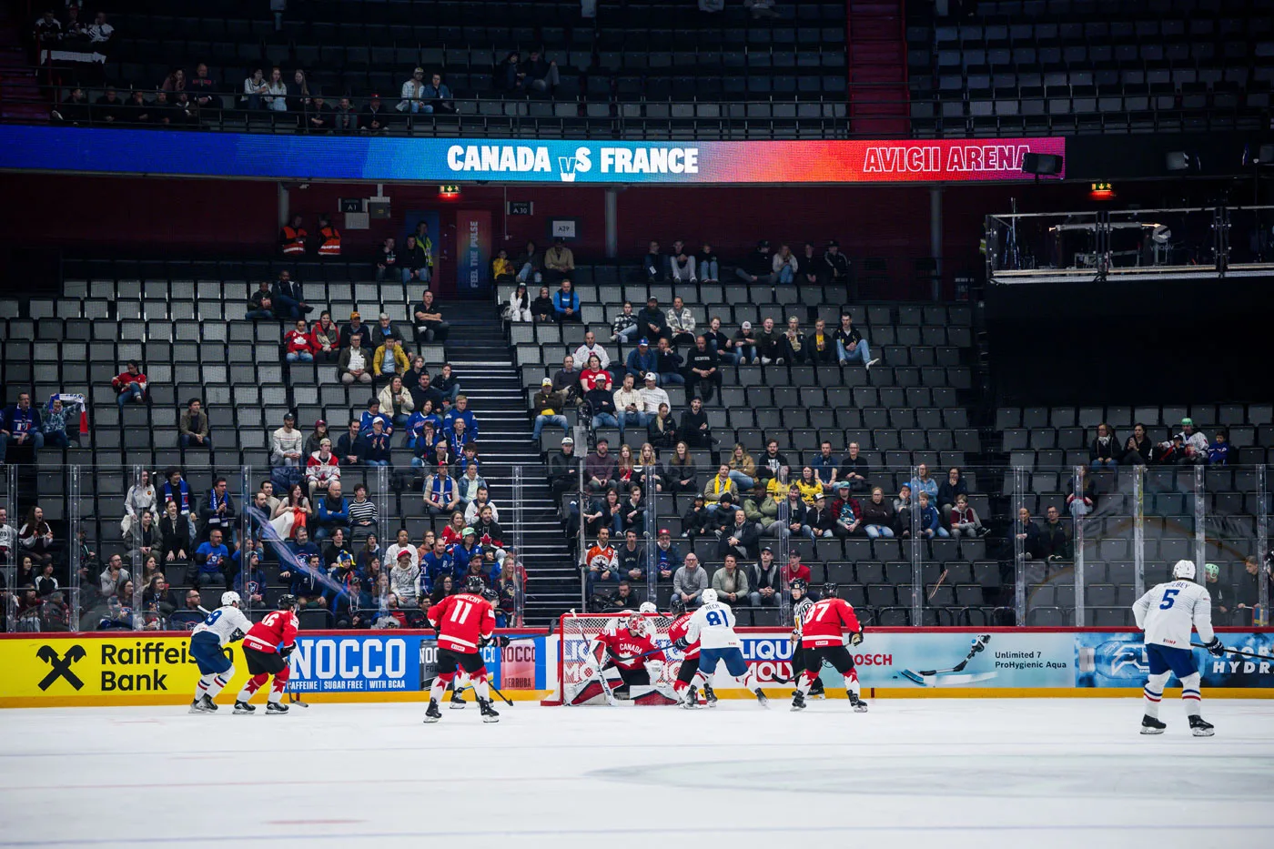 Kanada och Frankrike spelade VM-match inför alldeles för få åskådare. Foto: Maxim Thore/Bildbyrån
