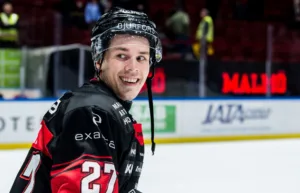Uppgifter: Vinner dragkampen om SHL-forwarden