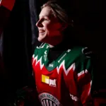 Juniorkronorna vinner premiären − efter jättetalangens hattrick