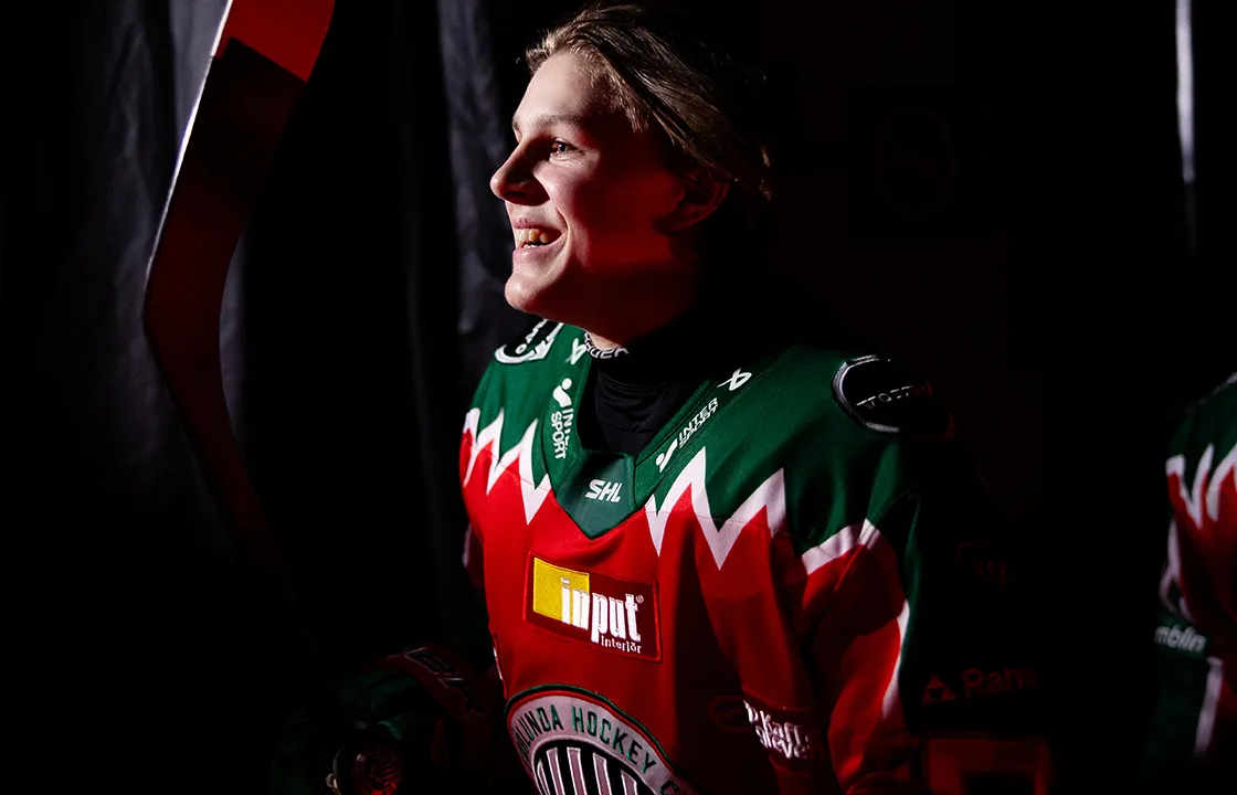 Juniorkronorna vinner premiären − efter jättetalangens hattrick