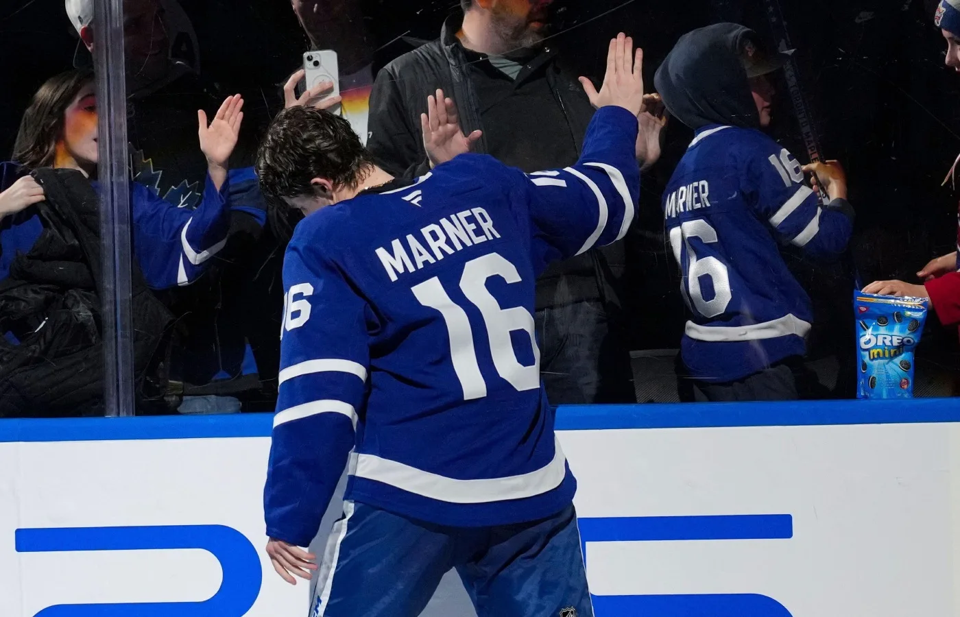 Mitch Marner skriver på för 900 miljoner