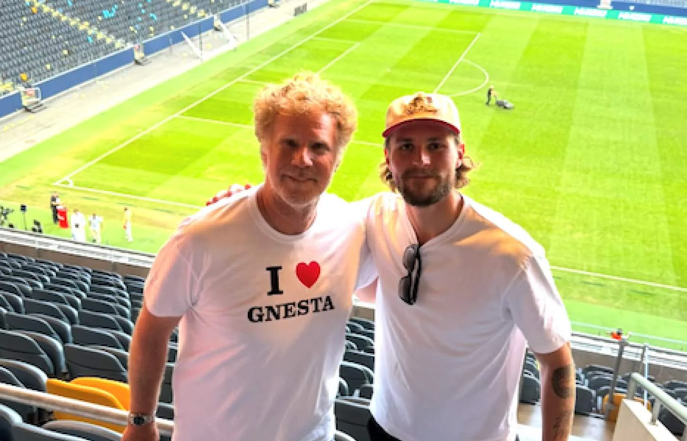 Svenska stjärnan på match i Sverige – med superkändisen