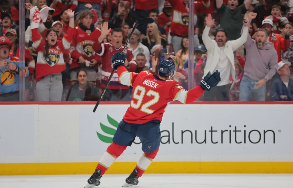 Blir inte free agent – stannar hos mästarna