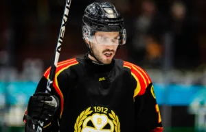 Uppgifter: Dragkamp om förre SHL-forwarden