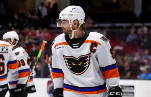 Efter 1 000 matcher i AHL – flyttar till Europa