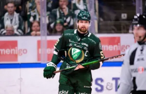 JUST NU: Lagkaptenen saknas i Färjestad – så ställer lagen upp