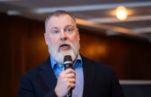 Uppgifter: Han ersätter Hallam i Tre Kronor