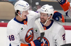 Supertalangen blev historisk i NHL-debuten