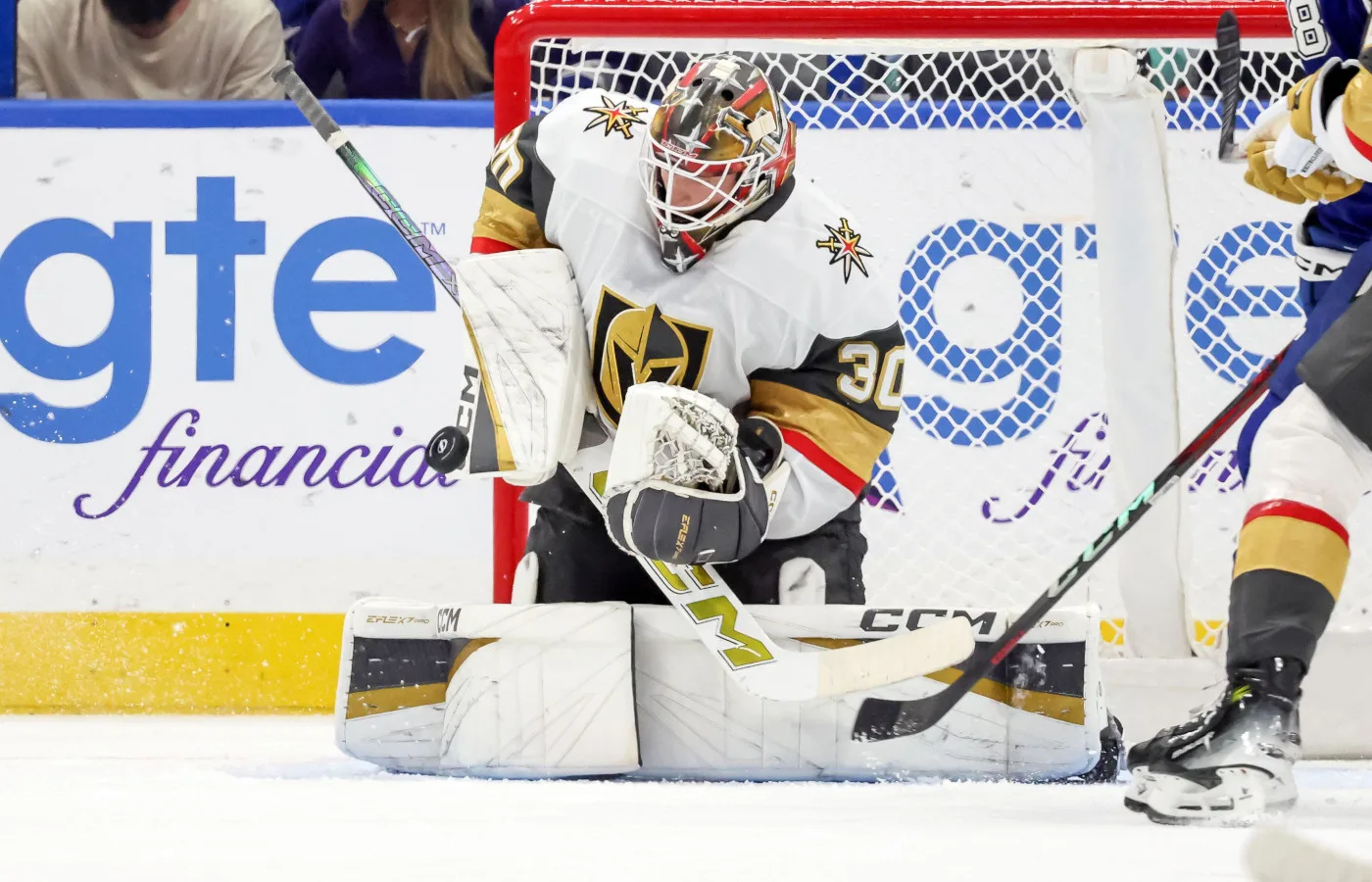 Hyllas efter NHL-debuten: ”Höll oss kvar i matchen”