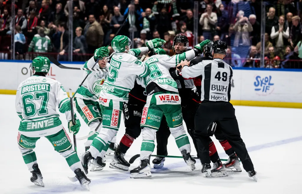 Kaos efter derbyt – fullskaligt slagsmål på slutsignal