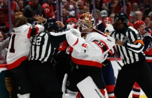 Här kastar Linus Ullmark (!) handskarna