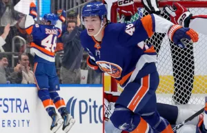 Här sätter supertalangen sitt första NHL-mål