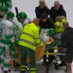 Otäcka bilderna – Rögle-spelaren rullas ut på bår