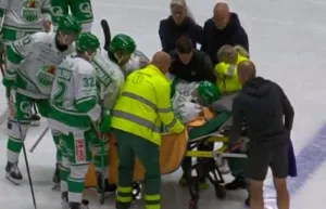 Otäcka bilderna – Rögle-spelaren rullas ut på bår