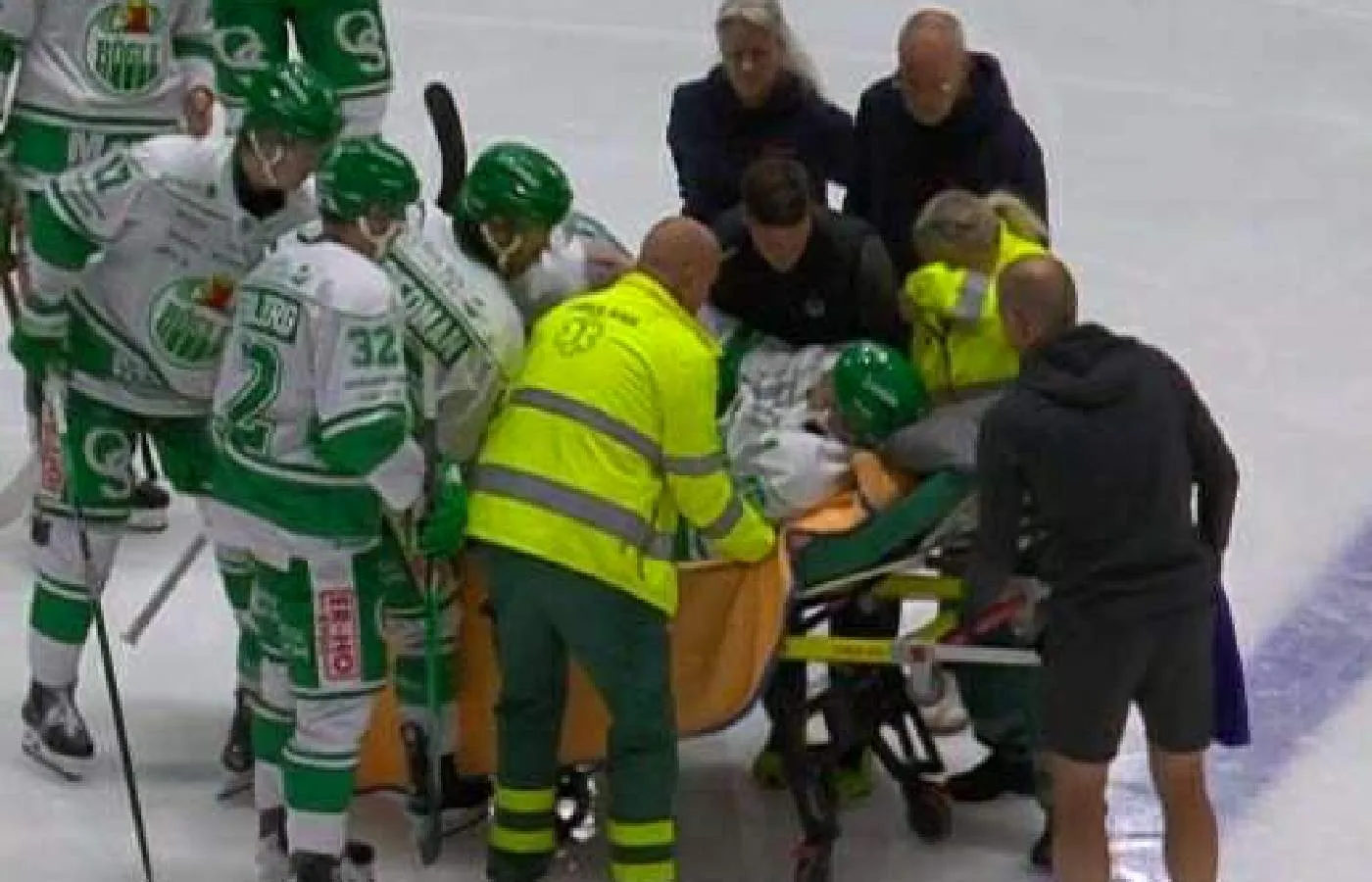 Otäcka bilderna – Rögle-spelaren rullas ut på bår