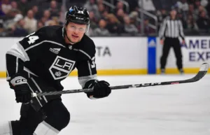 Tidigare storlöftet anklagas för att ha stulit flickvännens pengar