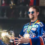 Tidigare SM-guldvinnaren får sparken