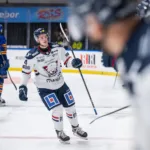 Hyllar gruppen efter debutmålet i SHL: ”Är jätteglada för mig”
