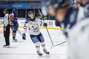 Hyllar gruppen efter debutmålet i SHL: ”Är jätteglada för mig”
