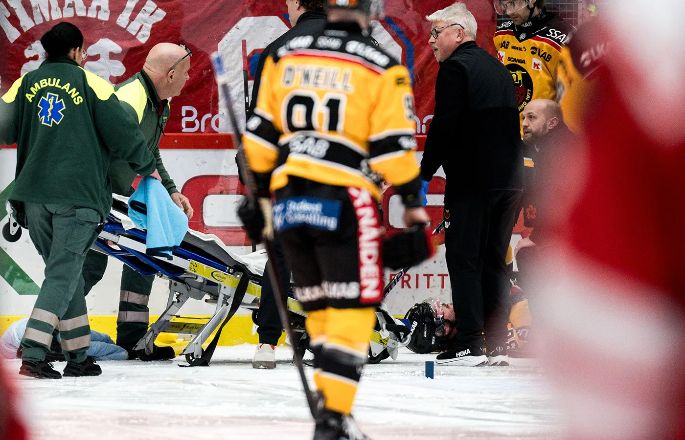 Otäcka scener i Timrå – Oscar Engsund rullas ut på bår