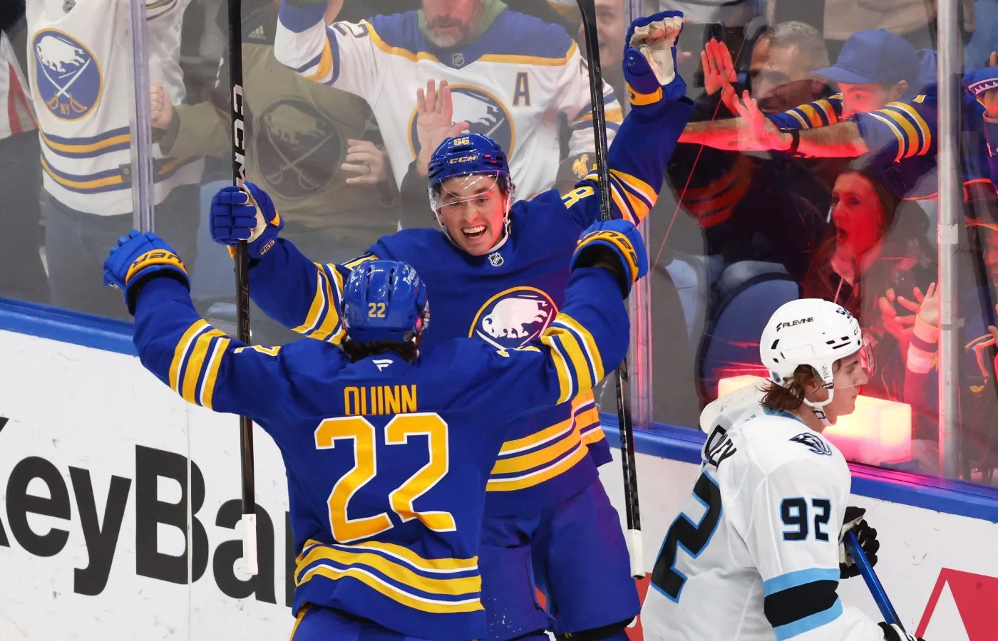 Här skjuter Noah Östlund första NHL-målet