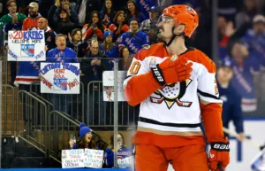 Hyllas med stående ovationer i återkomsten