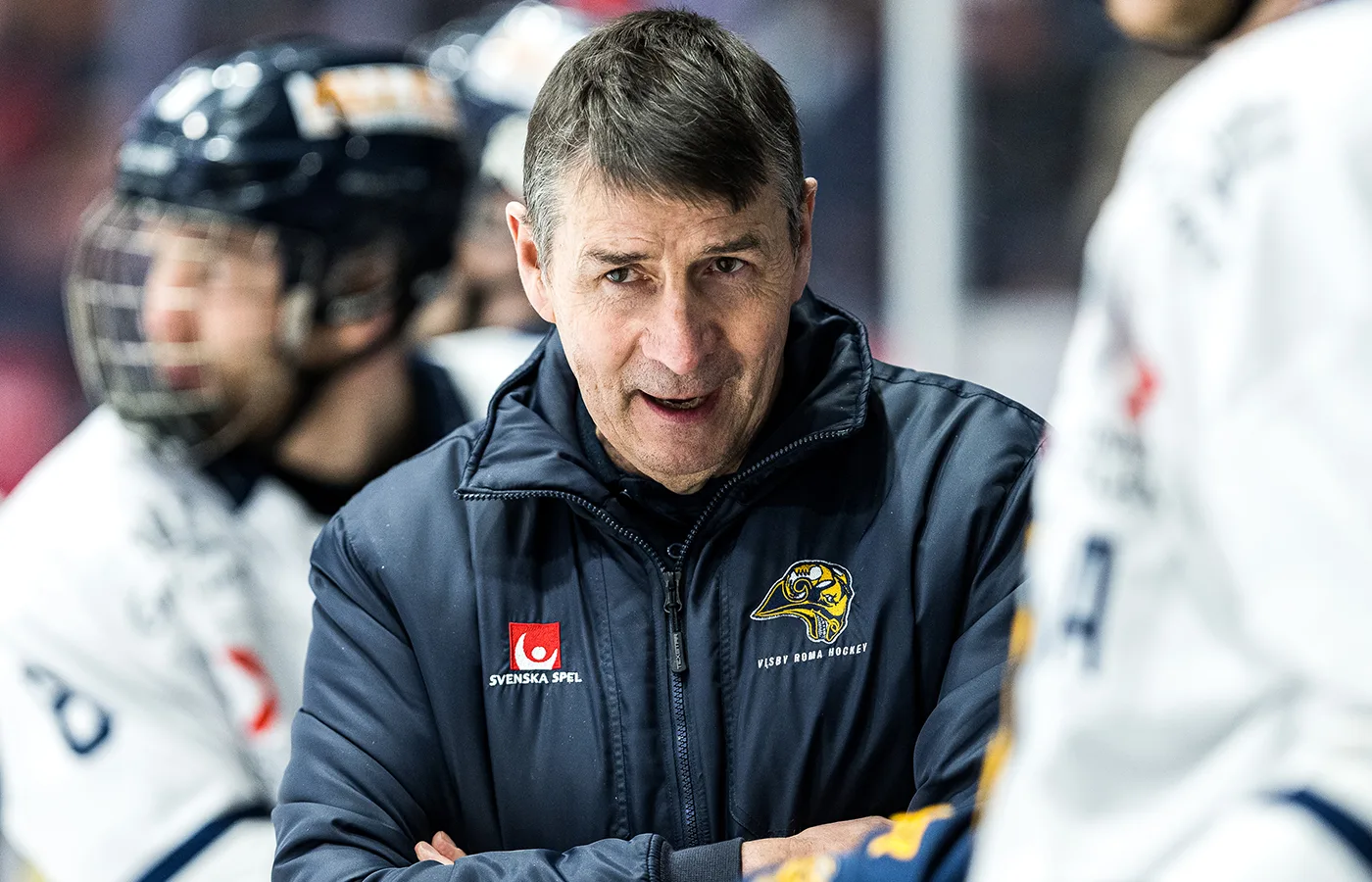 Bryter med tränaren – profilen tar över