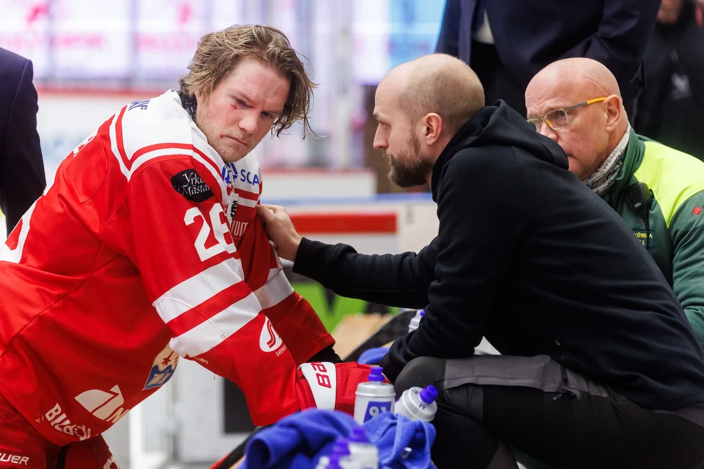 Förd till sjukhus – fick klubba i ansiktet: ”Klump i magen”