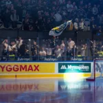 Bortaläktaren tömdes – efter pyroteknik: ”Drabbar alla”