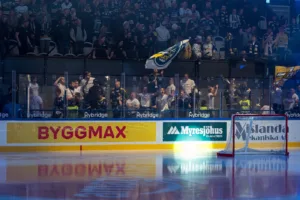 Bortaläktaren tömdes – efter pyroteknik: ”Drabbar alla”