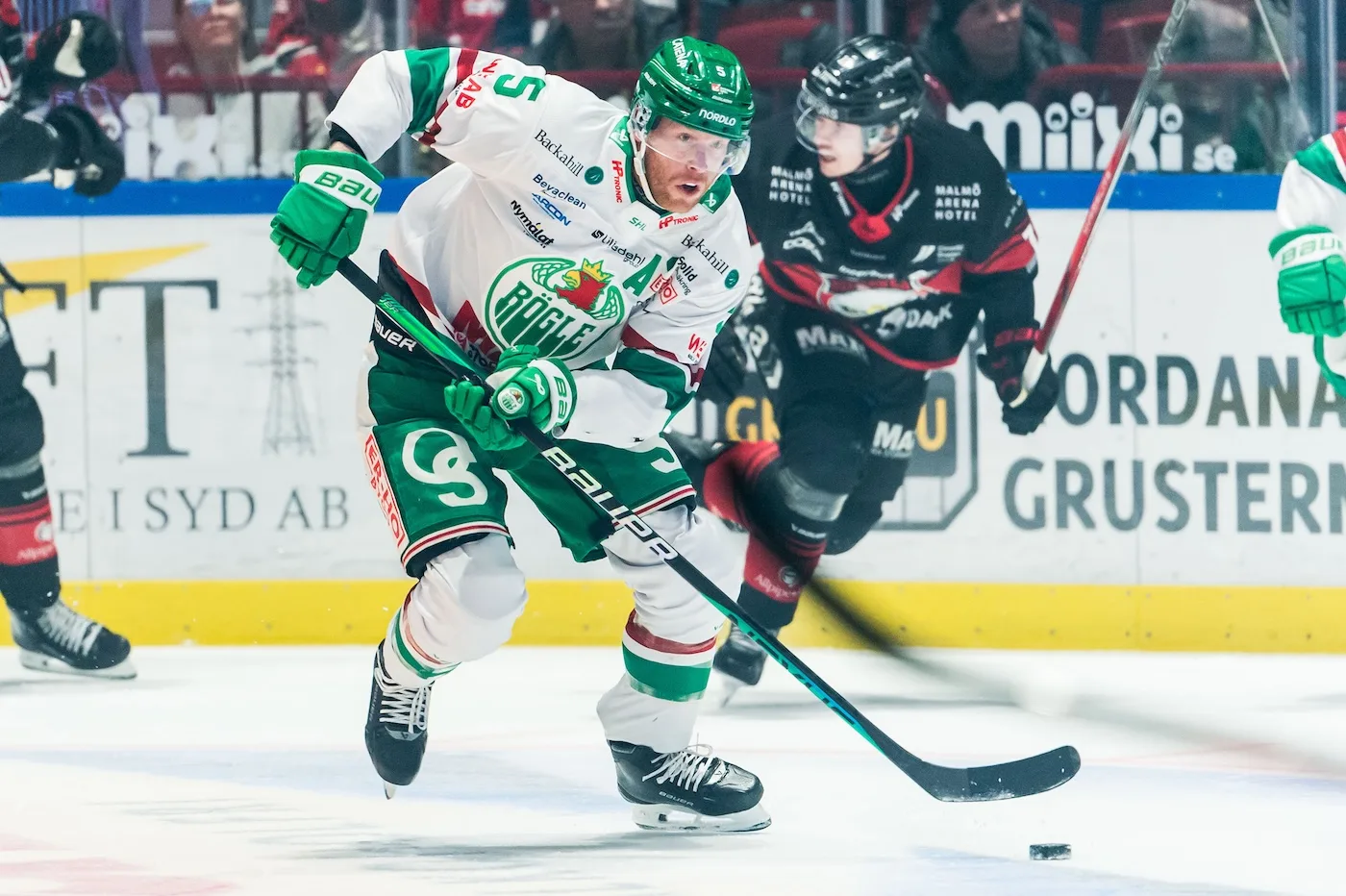 Svenskens ord om chockflytten: ”Förvånande”