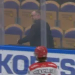 Här får tränaren (!) matchstraff – tvingas lämna båset