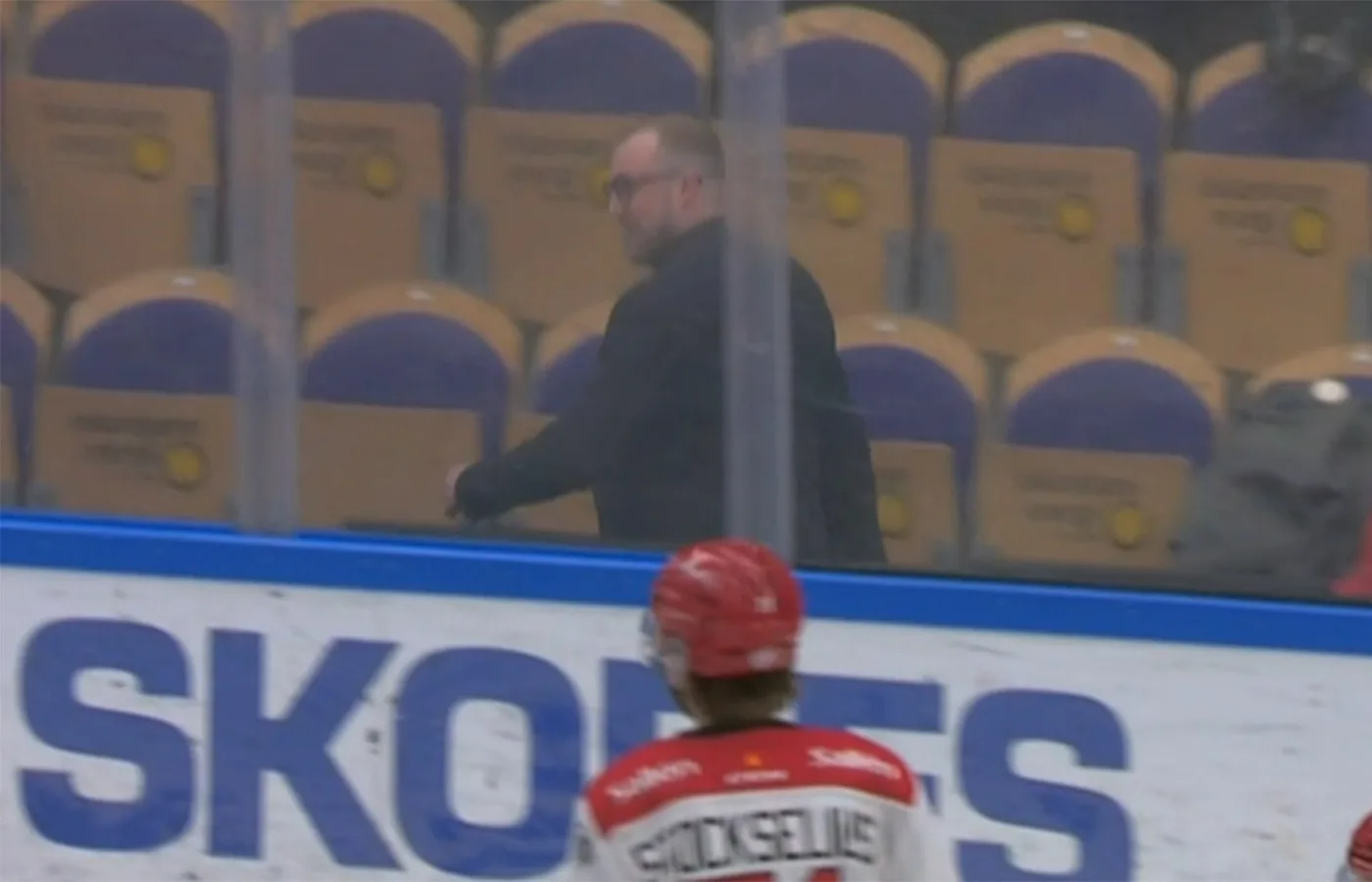 Här får tränaren (!) matchstraff – tvingas lämna båset