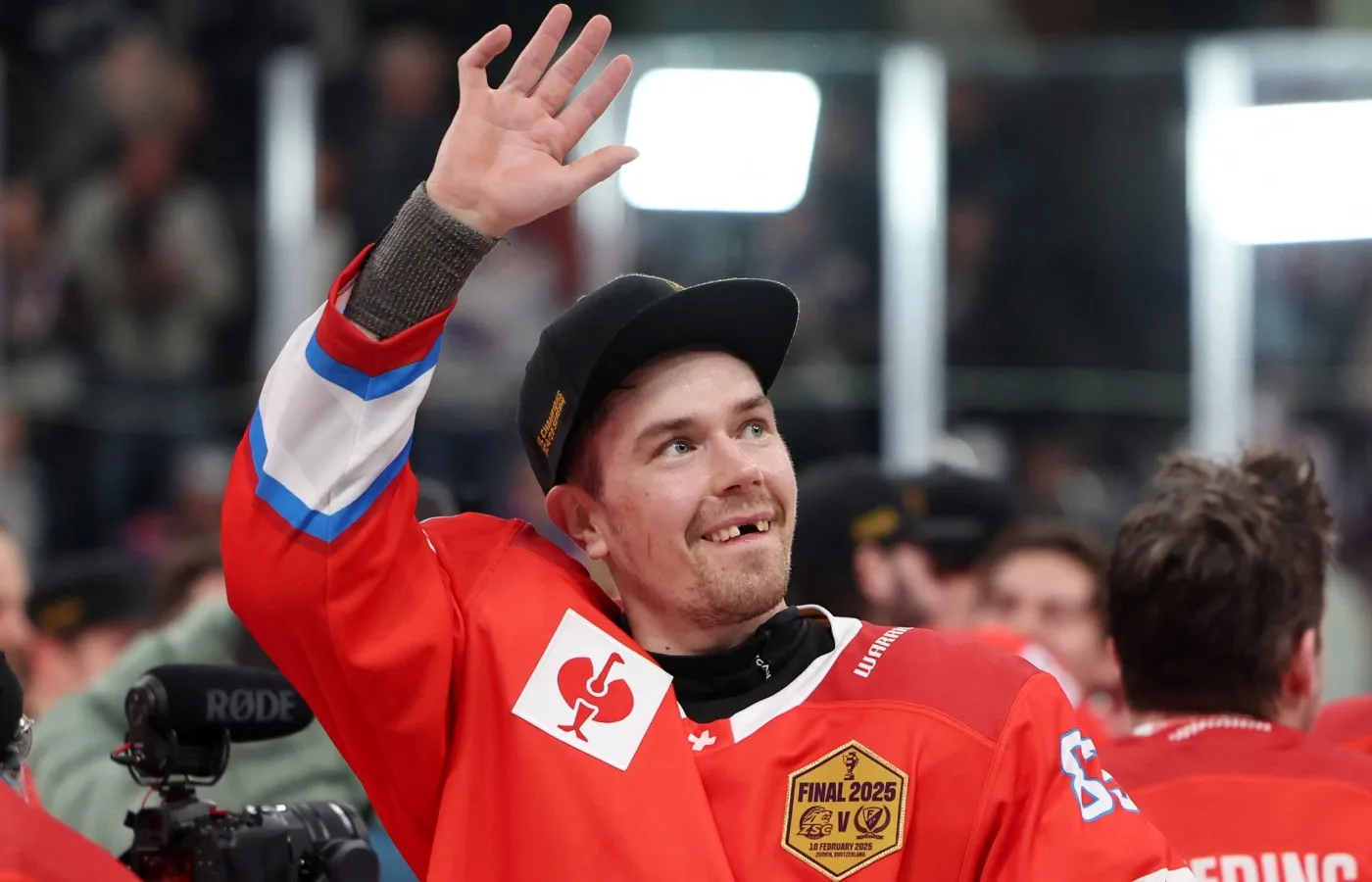 Dubble VM-guldmedaljören bryter sitt NHL-kontrakt