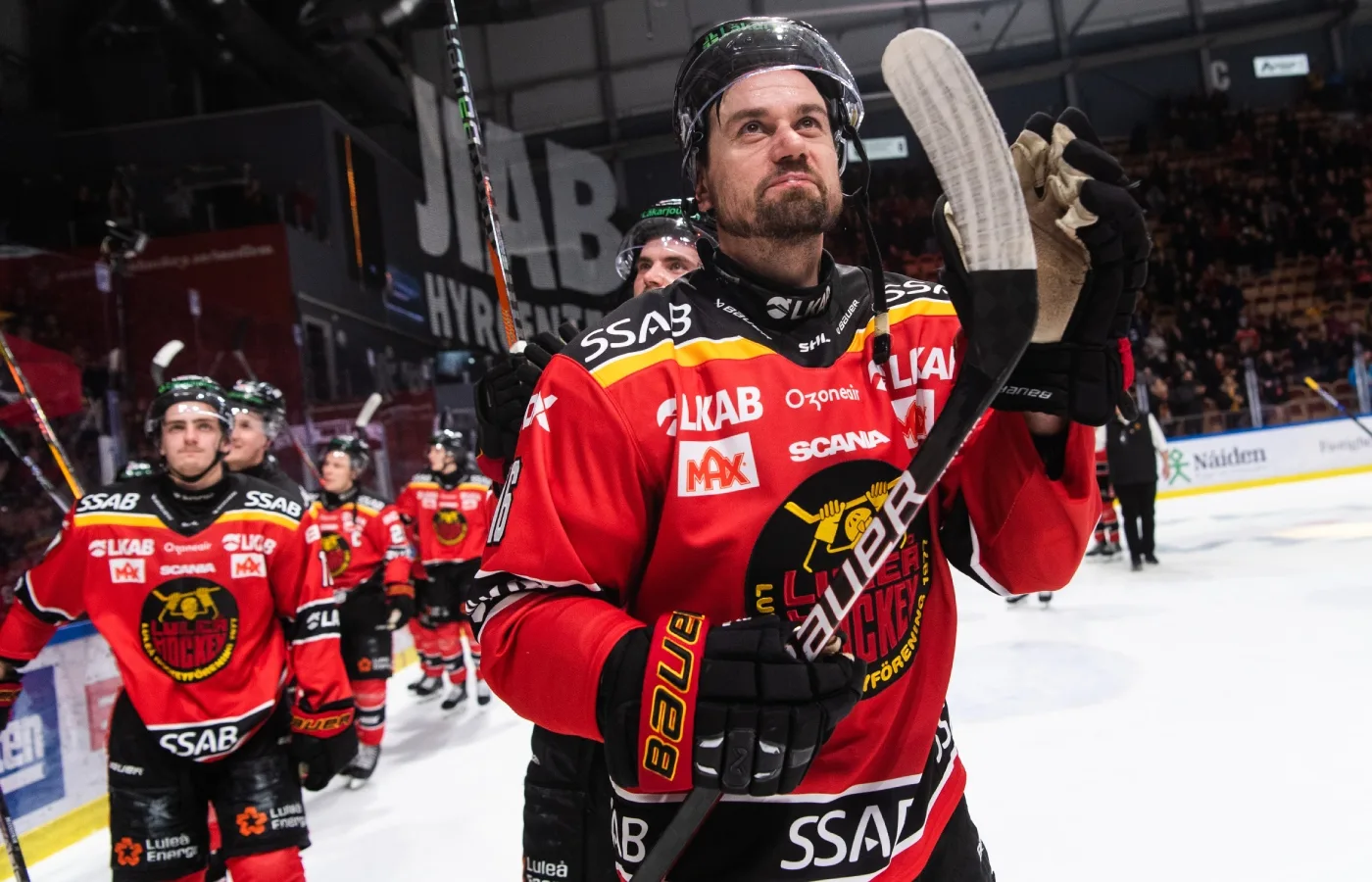 Hyllas av moderklubben – får tröjan i taket