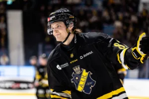 Kallar hem spelare – får inte spela mer för AIK