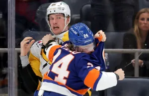 TV: Jättesvensken i slagsmål – i utklassningen