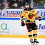 Förlänger kontraktet – och byter position