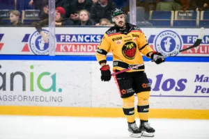 Förlänger kontraktet – och byter position