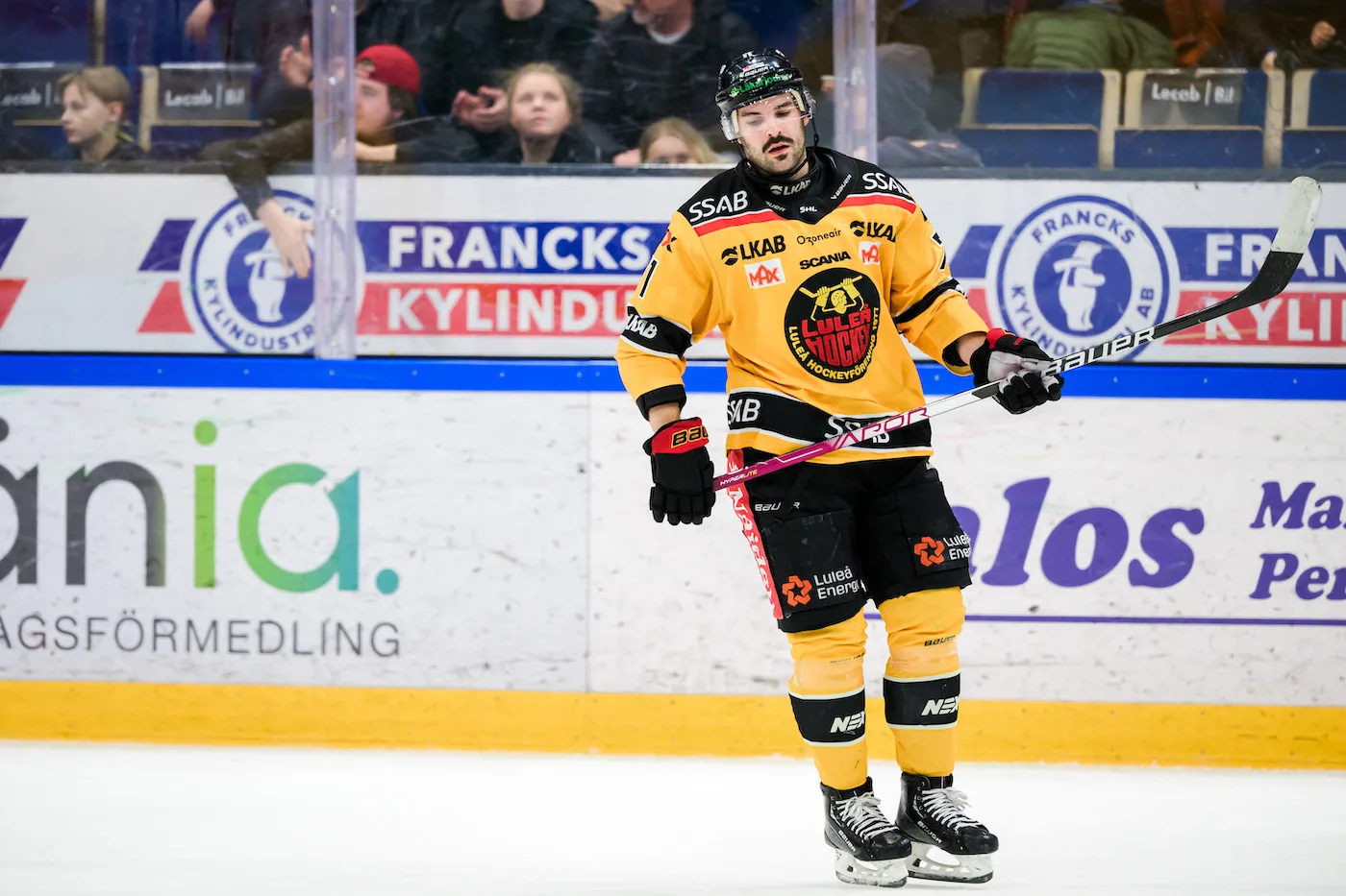 Förlänger kontraktet – och byter position