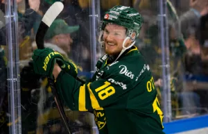 Följer med upp till SHL − presenteras på scen