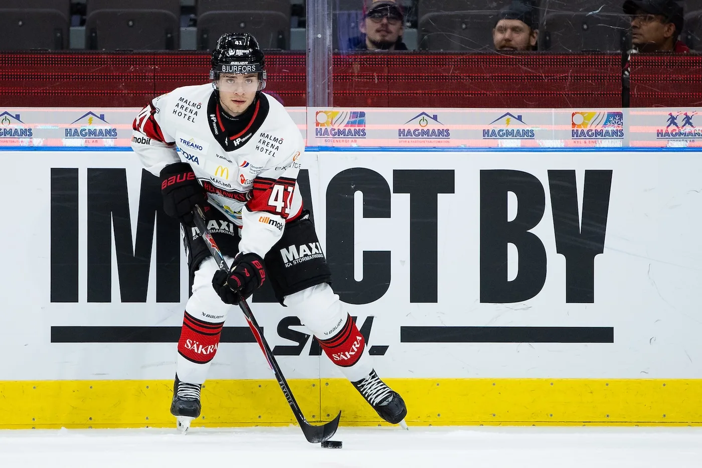 Lämnar med ett år kvar – uppges klar för konkurrent