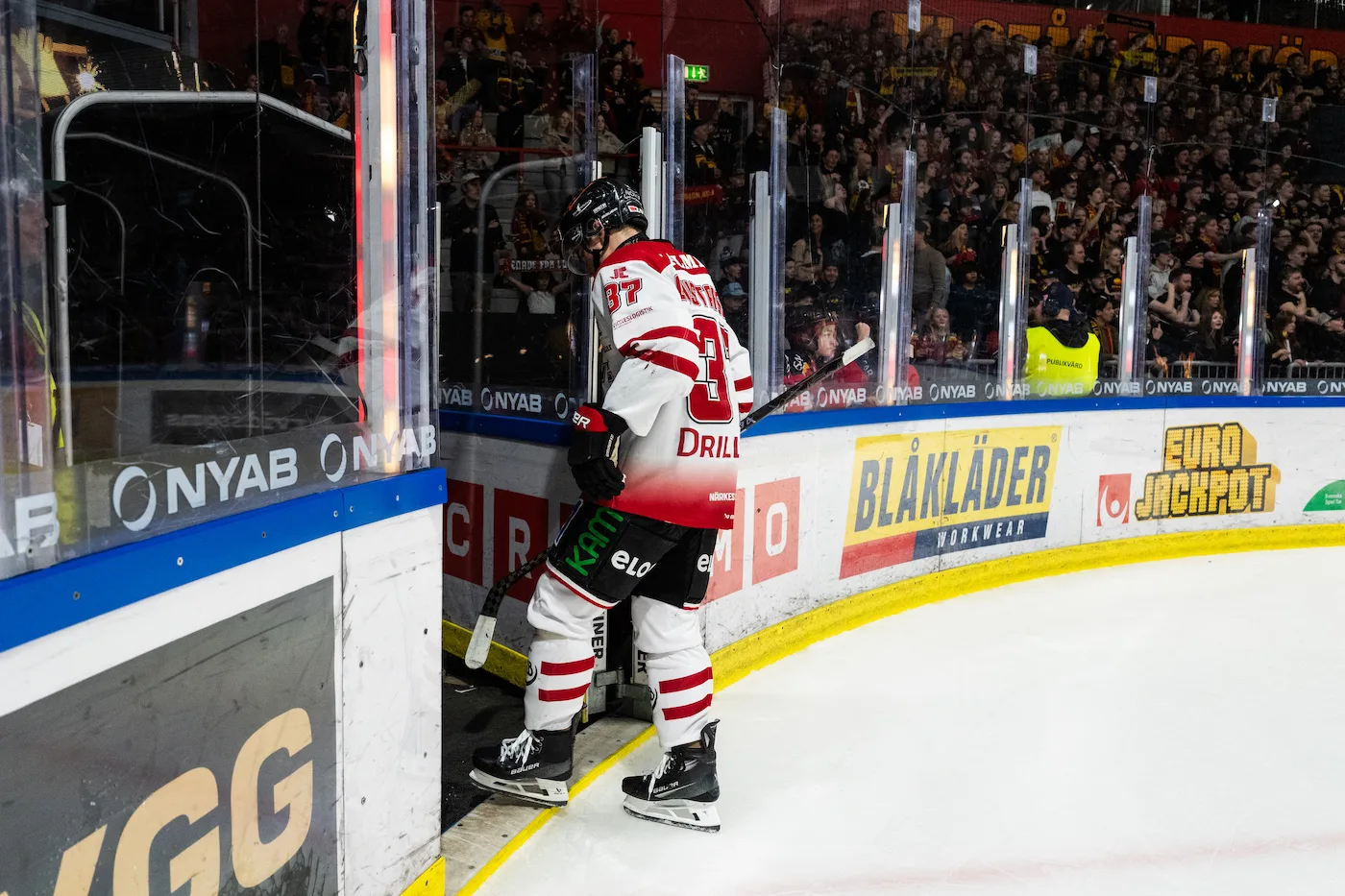 Forwarden hoppar runt på kryckor: ”Lite struligt”