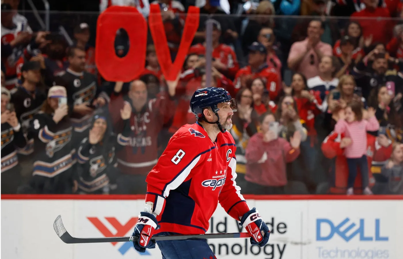 Ovetjkins svar på publikens vädjan: ”Jag ska fundera på det”