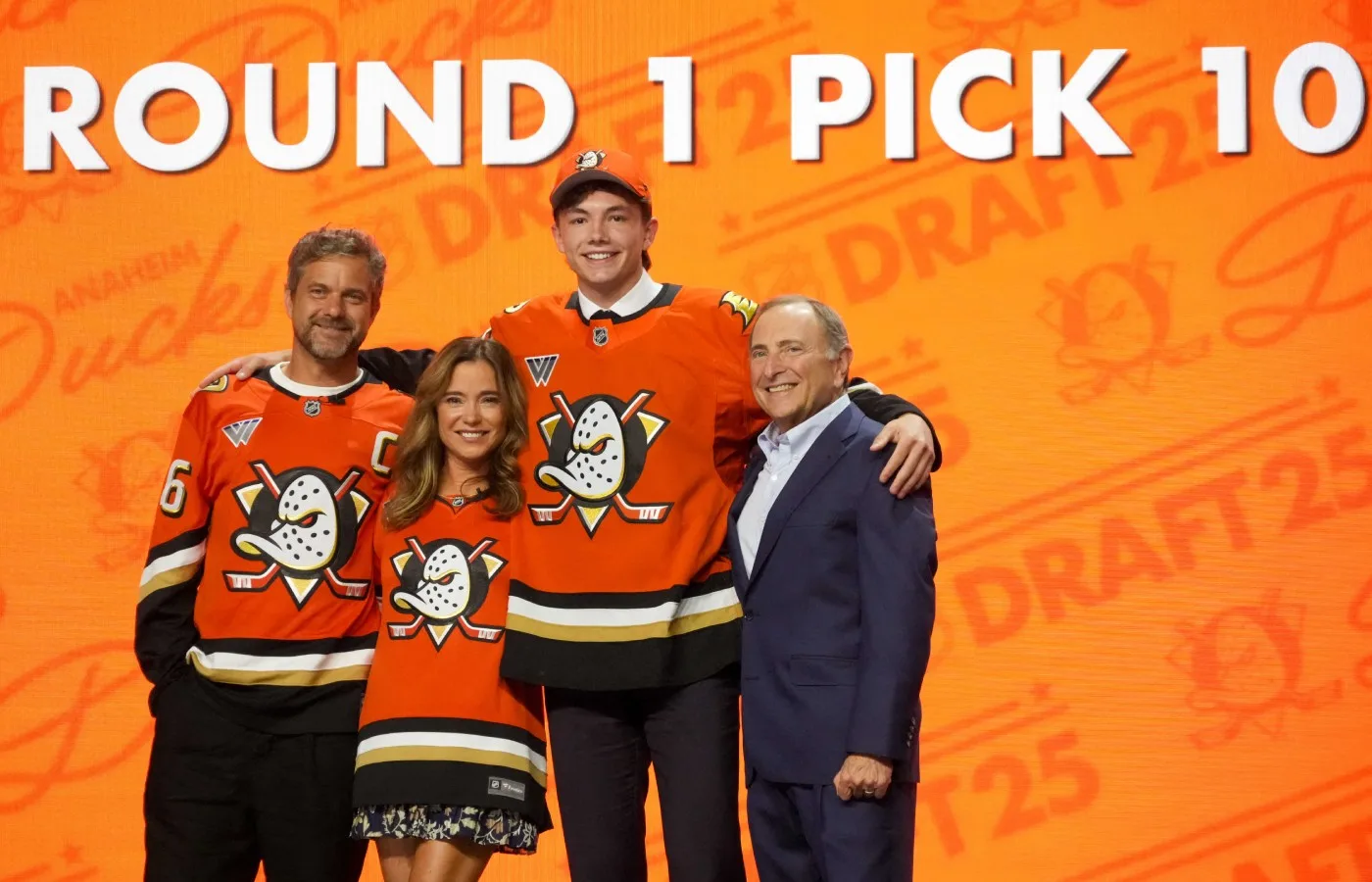 Jättetalangen lämnar college för NHL