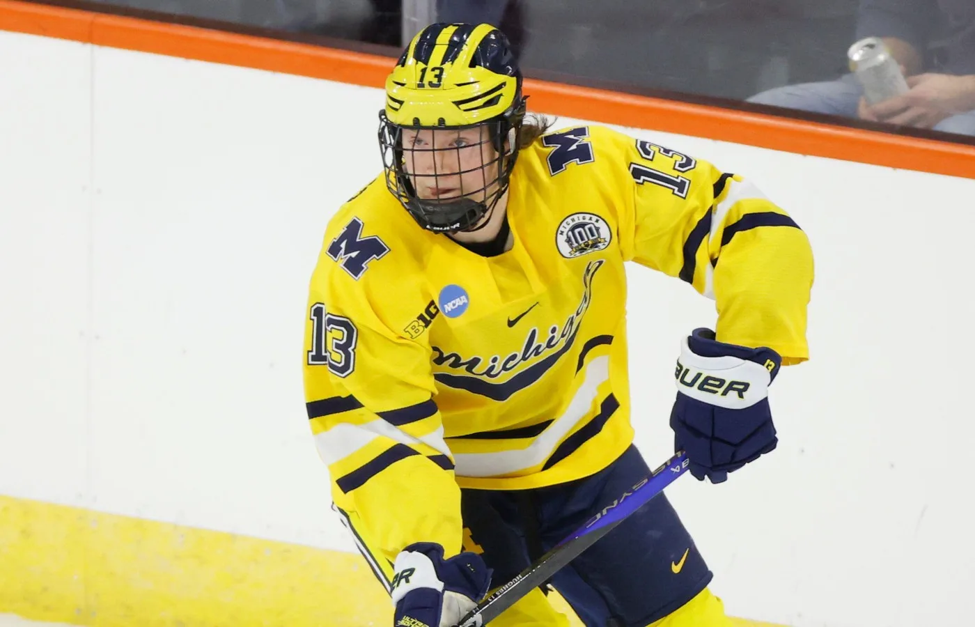 Vinner dragkampen – om collegehockeyns mest eftertraktade spelare