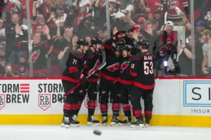 Carolina säkrade segern mot Philadelphia efter rysare i fjärde matchen