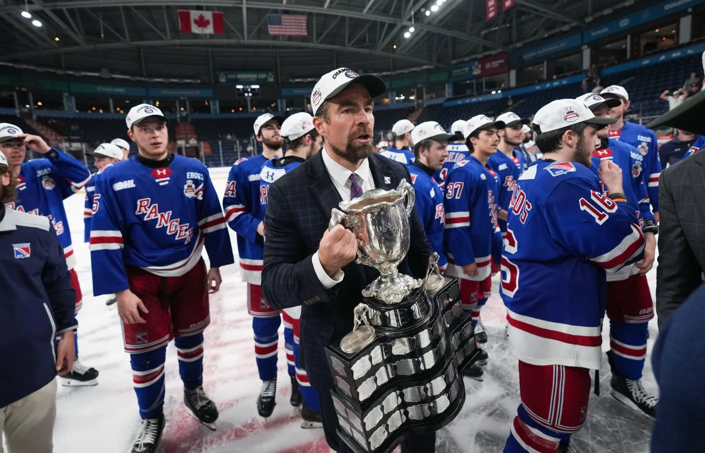 Jussi Ahokas med Memorial Cup.